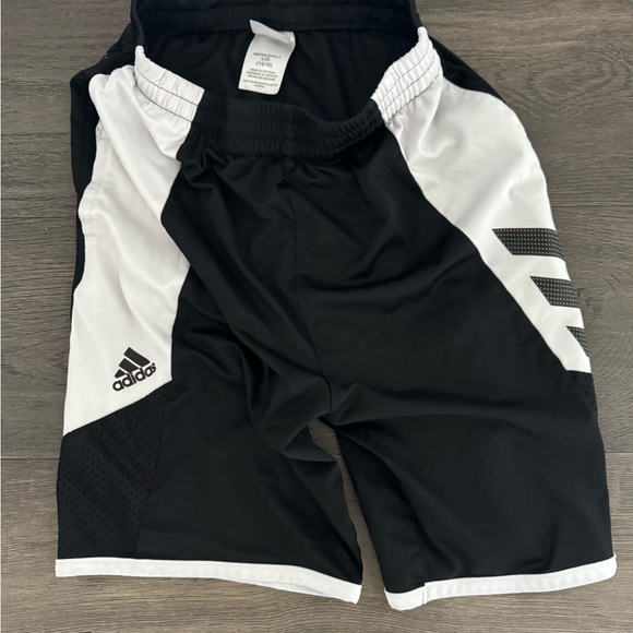 BUNDLE. 6 Boys youth shorts, 5 Adidas sz YL, 1 Nike sz YXL. Like New. - Picture 5 of 7